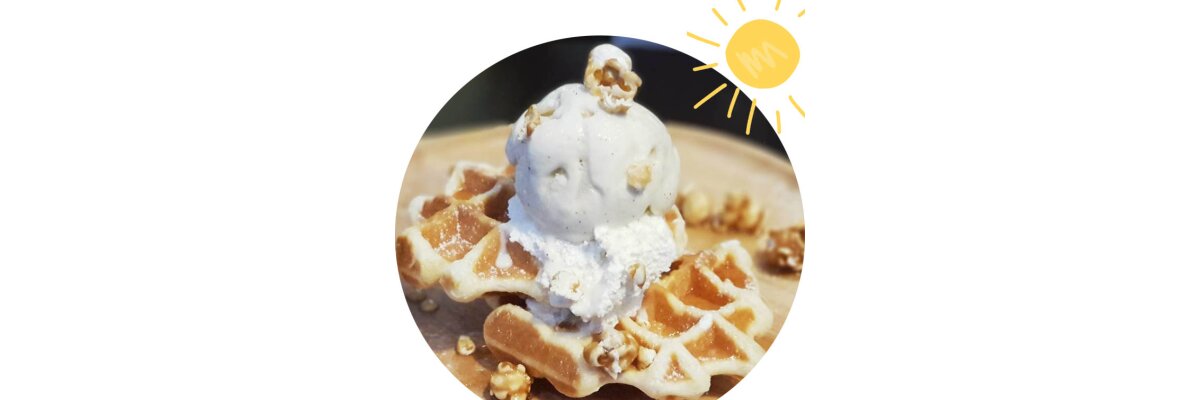 Zeit für Waffeln mit Eis  - Frisch gebackene Waffeln mit leckerem Eis
